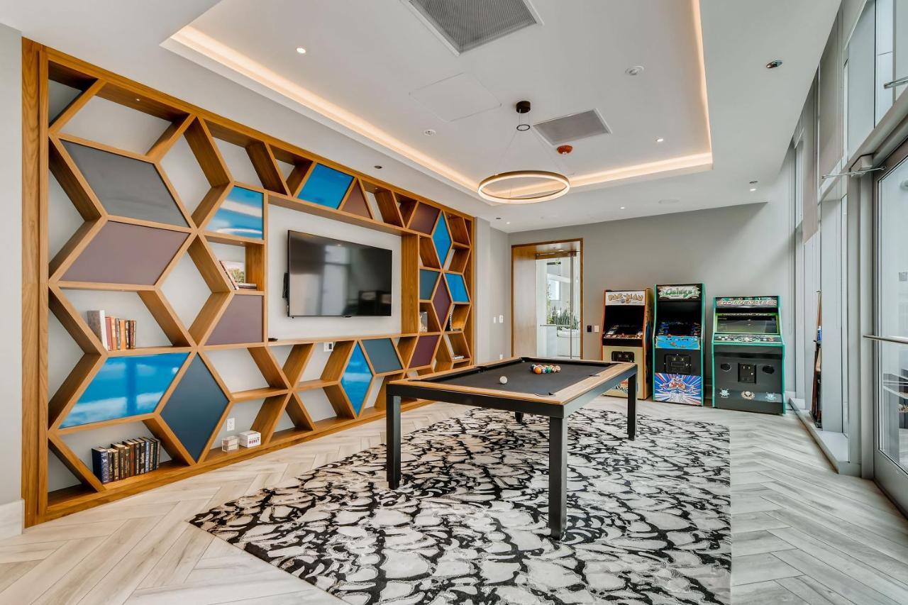 Sentral Michigan Avenue Aparthotel Chicago Ngoại thất bức ảnh The game room at the 2018 Student Union