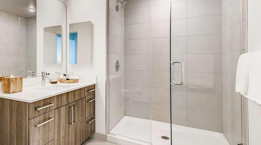 Sentral Michigan Avenue Aparthotel Chicago Ngoại thất bức ảnh A shower with a glass door