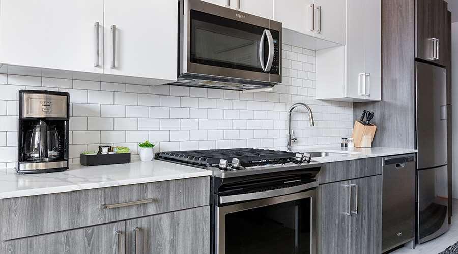 Sentral Michigan Avenue Aparthotel Chicago Ngoại thất bức ảnh A kitchen with a microwave oven