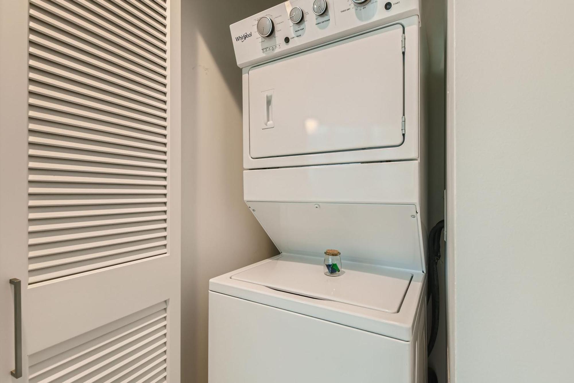 Sentral Michigan Avenue Aparthotel Chicago Phòng bức ảnh A stacked washer and dryer