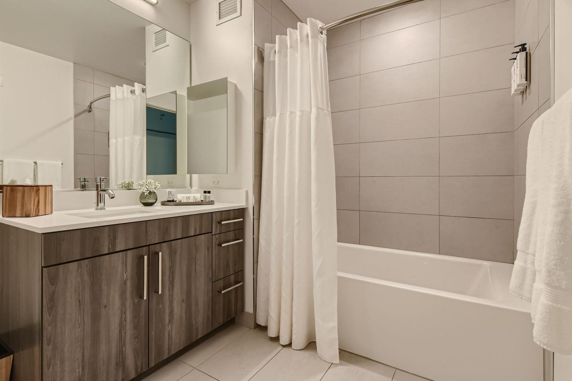 Sentral Michigan Avenue Aparthotel Chicago Phòng bức ảnh A modern bathroom with a shower curtain